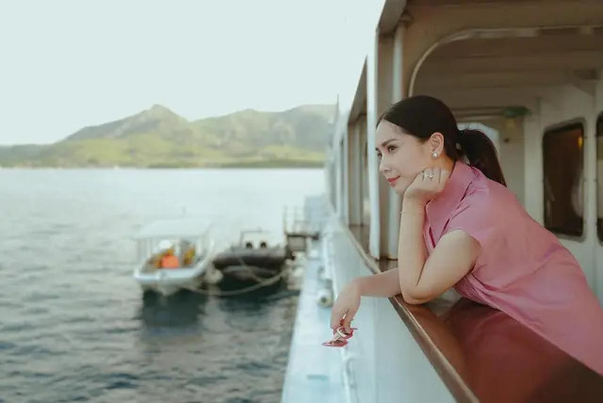 4 Potret Menawan Nagita Slavina di Labuan Bajo, Tampil Elegan dengan Dress Pink