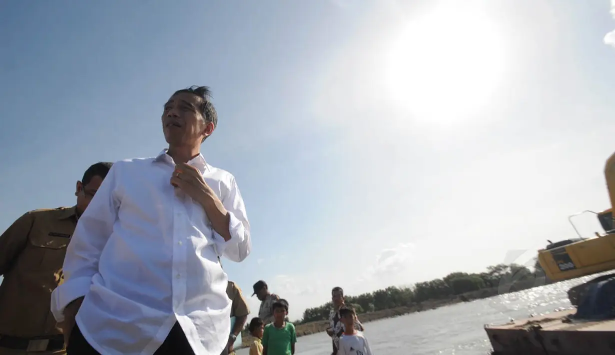 Rabu (6/8/14), Gubernur DKI Jakarta Jokowi meninjau lokasi waduk Marunda yang sempat terhenti akibat pembebasan lahan yang masih bermasalah, Jakarta. (Liputan6.com/Herman Zakharia)