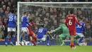 Penyerang Liverpool, Diogo Jota (ketiga kiri) mencetak gol kedua timnya ke gawang Leicester City selama pertandingan lanjutan Liga Inggris di stadion Anfield di Liverpool, Inggris, Jumat (11/2/2022).  The Reds kini mengoleksi poin 5. (AP Photo/Jon Super)