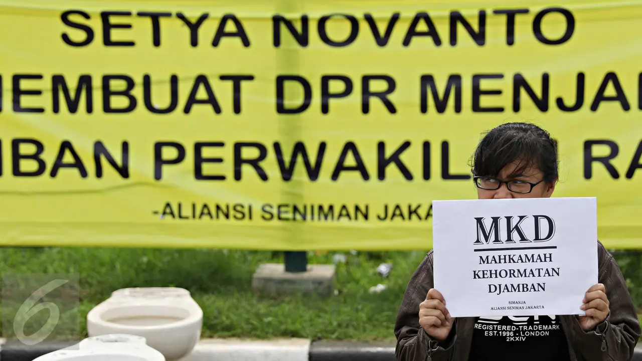 20151203-Sindir Kasus Papa Minta Saham, Puluhan Jamban Mejeng di Depan DPR-Jakarta