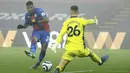 Bek Crystal Palace, Patrick van Aanholt berusaha memasukan bola ke gawang yang dijaga kiper Manchester United, Dean Henderson pada pertandingan lanjutan Liga Inggris di stadion Selhurst Park di London, Kamis (4/3/2021). MU bermian imbang atas Crystal Palace 0-0. (Mike Hewitt/Pool via AP)