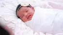 Di akun Instagramnya, Siti mengunggah foto-foto gadis mungilnya yang menggemaskan dan baru berusia 7 hari atau seminggu. Pipinya yang tembam dan rambut hitam lebatnya membuat bayi ini terlihat cantik. (Instagram/ctdk)