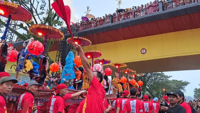 Arak-arakan sipasan dalam perayaan Cap Go Meh di Kota Padang, Minggu (5/2/2023). (Liputan6.com/ Novia Harlina)