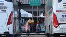 Calon penumpang saat ingin menaiki bus AKAP di Terminal Poris Plawad, Tangerang, Banten, Jumat (30/4/2021). Kemenhub akan menempelkan stiker khusus pada kendaraan bus yang masih diperbolehkan beroperasi selama masa larangan mudik Lebaran pada 6-17 Mei 2021. (Liputan6 com/Angga Yuniar)