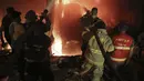 Petugas pemadam kebakaran memadamkan api di sebuah gedung setelah tangki bahan bakar meledak di lingkungan Tariq al-Jdide di Beirut (9/10/2020). Sedikitnya empat orang dan melukai 20 lainnya akibat musibah tersebut. (AP Photo/Bilal Hussein)