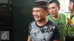Abdul Azis atau Daeng Azis saat tiba di Pengadilan Negeri Jakarta Utara, Rabu (18/5). Daeng Azis menjadi terdakwa pada kasus pencurian listrik (Liputan6.com/Herman Zakharia)