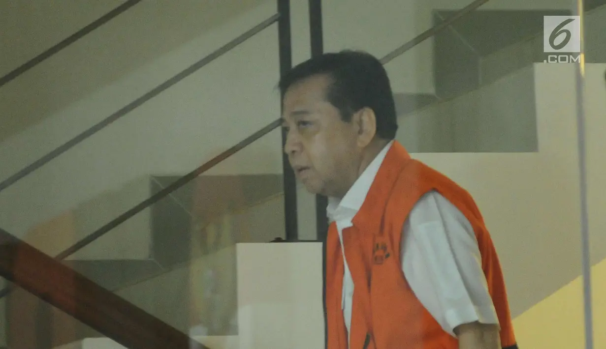 Terdakwa dugaan korupsi proyek e-KTP, Setya Novanto menuju ruang pemeriksaan di Gedung KPK, Jakarta, Rabu (10/1). Setya Novanto diperiksa sebagai saksi tersangka dugaan korupsi e-KTP, Anang Sugiana Sudihardjo (ASS). (Liputan6.com/Helmi Fithriansyah)