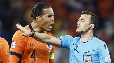 Bek Belanda #04 Virgil Van Dijk (kiri) bereaksi saat wasit Jerman Felix Zwayer memberikan keputusan penalti dalam laga semifinal Euro 2024 melawan Inggris di Signal Iduna Parklaga semifinal Euro 2024, Kamis (11/7/2024) dini hari WIB. (KENZO TRIBOUILLARD / AFP)