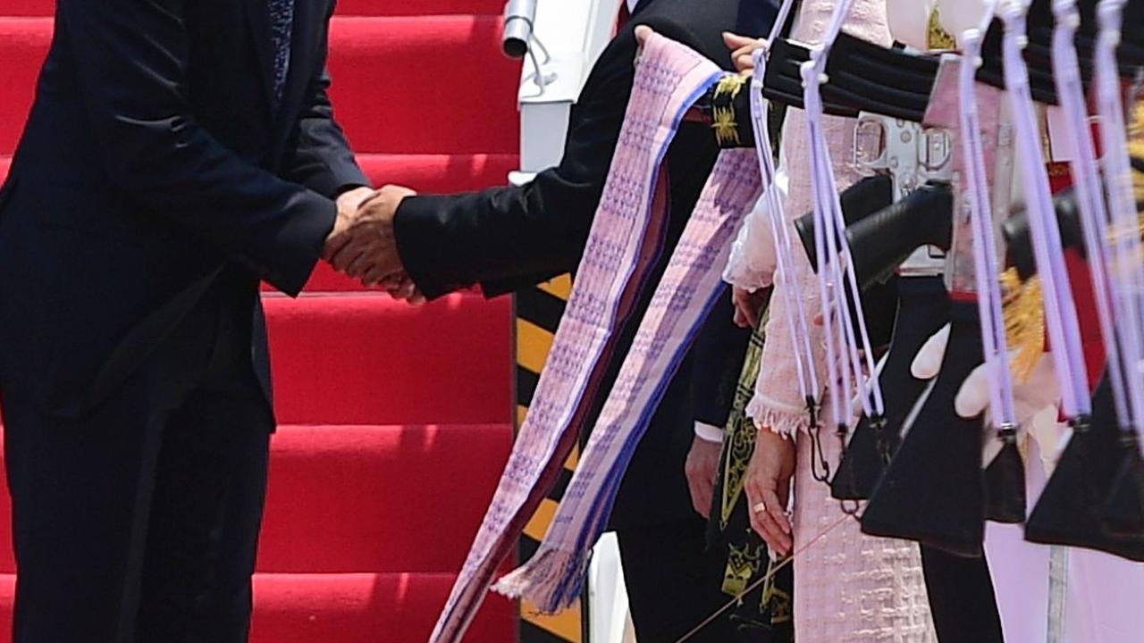 Setelah turun dari pesawat, PM Justin Trudeau disambut Pejabat (Pj) Gubernur Banten Al Muktabar yang sudah menunggu kedatangannya.
