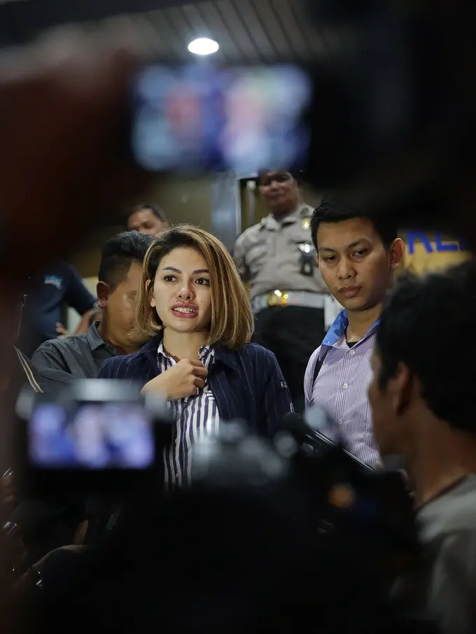 [Bintang] Nikita Mirzani di Polda