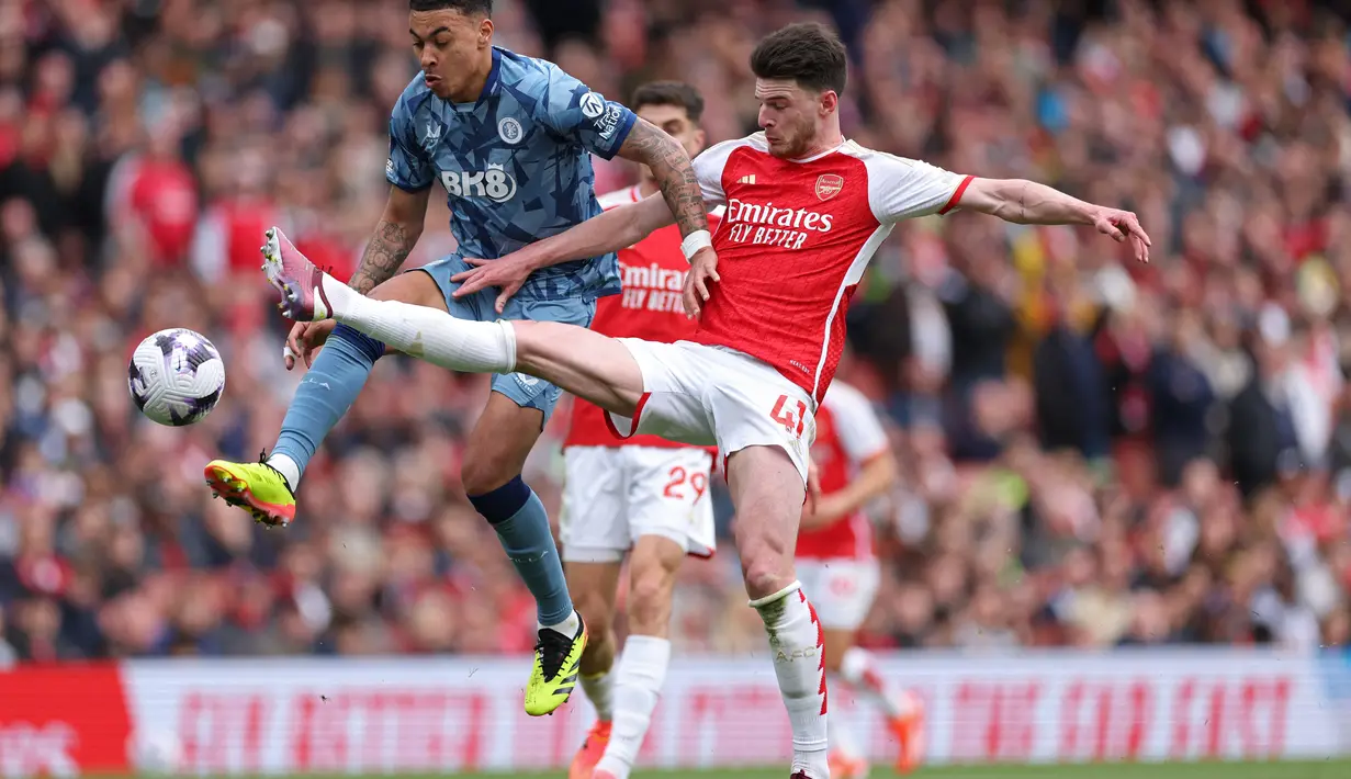 Arsenal dan Liverpool beriringan di peringkat dua serta tiga dengan raihan poin identik, 71. (Adrian DENNIS / AFP)