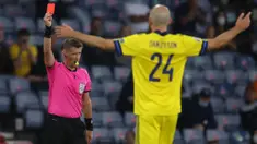 Kartu merah bek Swedia, Marcus Danielson pada laga 16 besar Euro 2020 terjadi ketika babak tambahan permainan. Skor yang awalnya satu sama, berubah menjadi 2-1 setelah Ukraina mampu memanfaatkan kekurangan pemain Swedia di menit injury time babak tambahan 2x15 menit itu. (Foto: AP/Pool/Lee Smith)