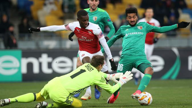 Pemain Arsenal, Eddie Nketiah (kiri atas) mencoba mencetak gol ke gawang Vorskla Poltava saat bertanding pada laga kelima Grup E Liga Europa di Stadion NSK Olimpiyskiy, Kyiv, Ukraina, Jumat (30/11). Arsenal menang 3-0. (AP Photo/Efrem Lukatsky)