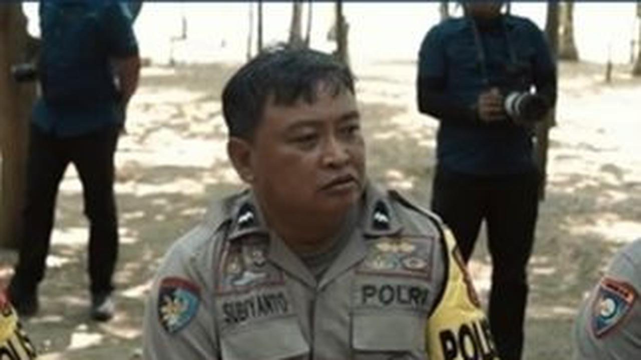 "Pak Biyanto juga ini. Kang Carok jauh-jauh dari Madura terus kemudian membina masyarakat nelayan di daerang Ciwaru, Palangpang," kata Fadil.