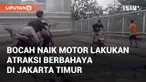 Sejumlah bocah melakukan atraksi berbahaya di atas motor. Kejadian terjadi di Jembatan Malaka, Cipayung, Jakarta Timur