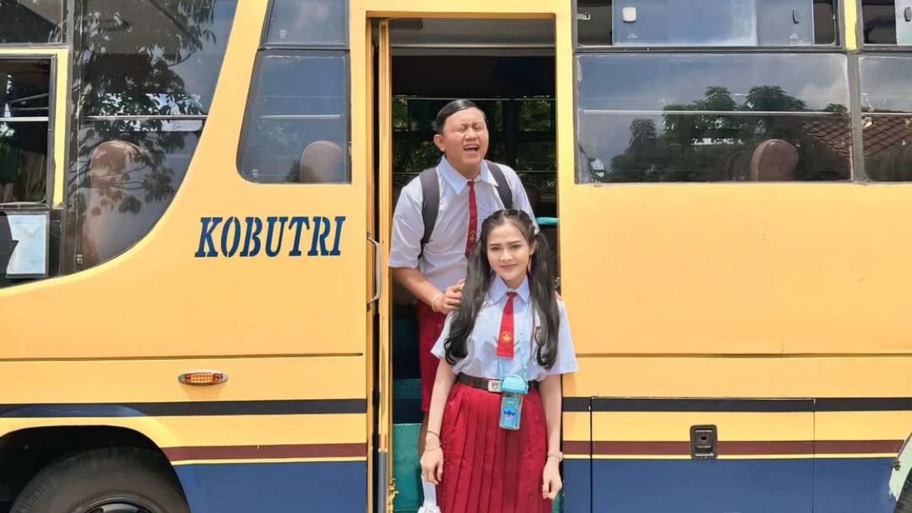 7 Potret Denny Caknan dan Bella Bonita Pakai Seragam SD, Momen Lucu dengan Latar Belakang Bus Sekolah