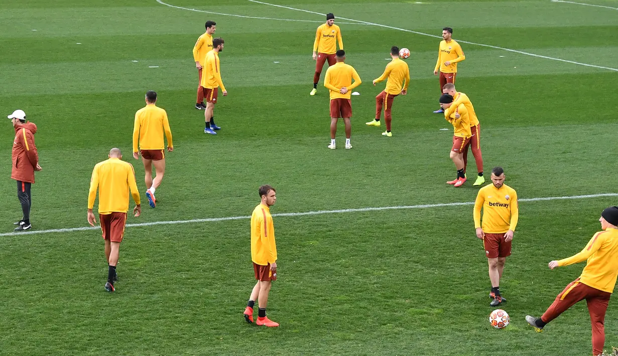 Para pemain AS Roma mengambil bagian dalam sesi latihan di tempat latihan AS Roma di Trigoria, selatan Roma (5/3). Roma akan bertanding melawan Porto pada leg kedua babak 16 besar Liga Champions di Estadio do Dragao. (AFP Photo/Andreas Solaro)