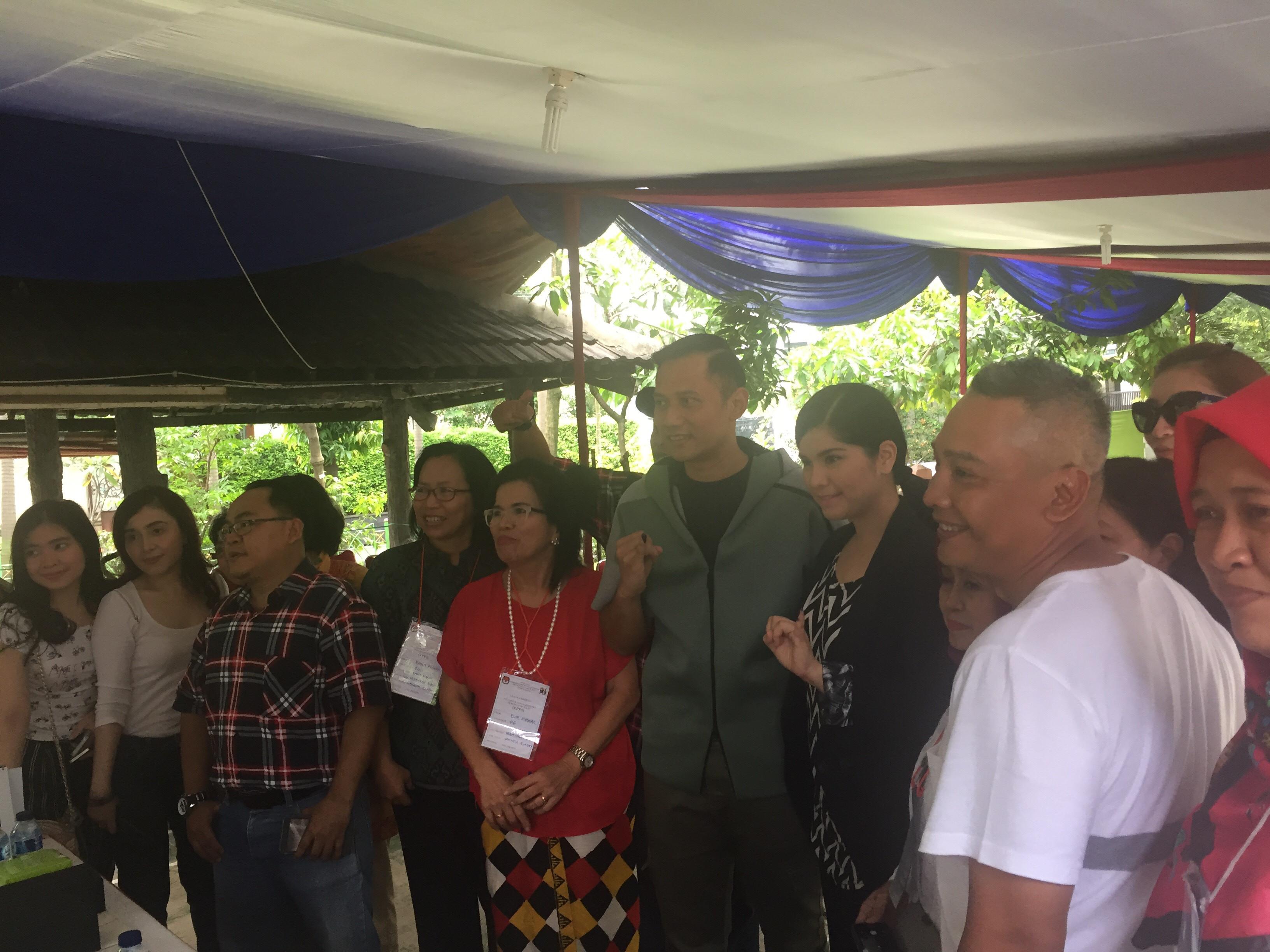 Agus Harimurti Yudhoyono dan istri Annisa Aulia Pohan mencoblos pada Pilkada DKI 2017 putaran kedua, Rabu (19/4/2017).(Liputan6.com/Muhammad Radityo Pryasmoro)