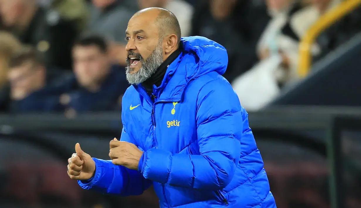 Kekalahan di kandang sendiri dengan skor 0-3 dari Manchester United menjadi puncak kesabaran manajemen The Lilywhites. Pelatih asal Portugal itu akhirnya dipecat. (AFP/Lindsey Parnaby)