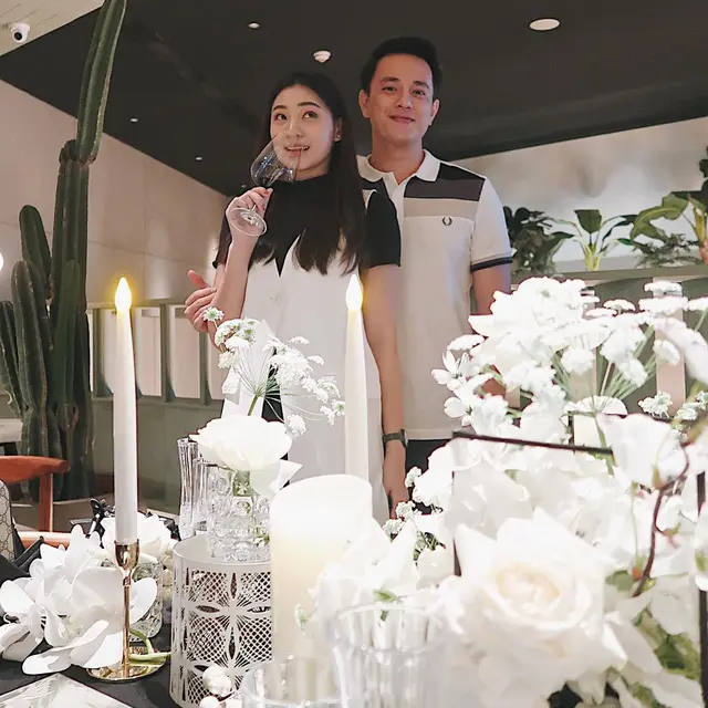 Resmi Lamaran, Ini 6 Momen Mesra Billy Davidson dan Kekasih