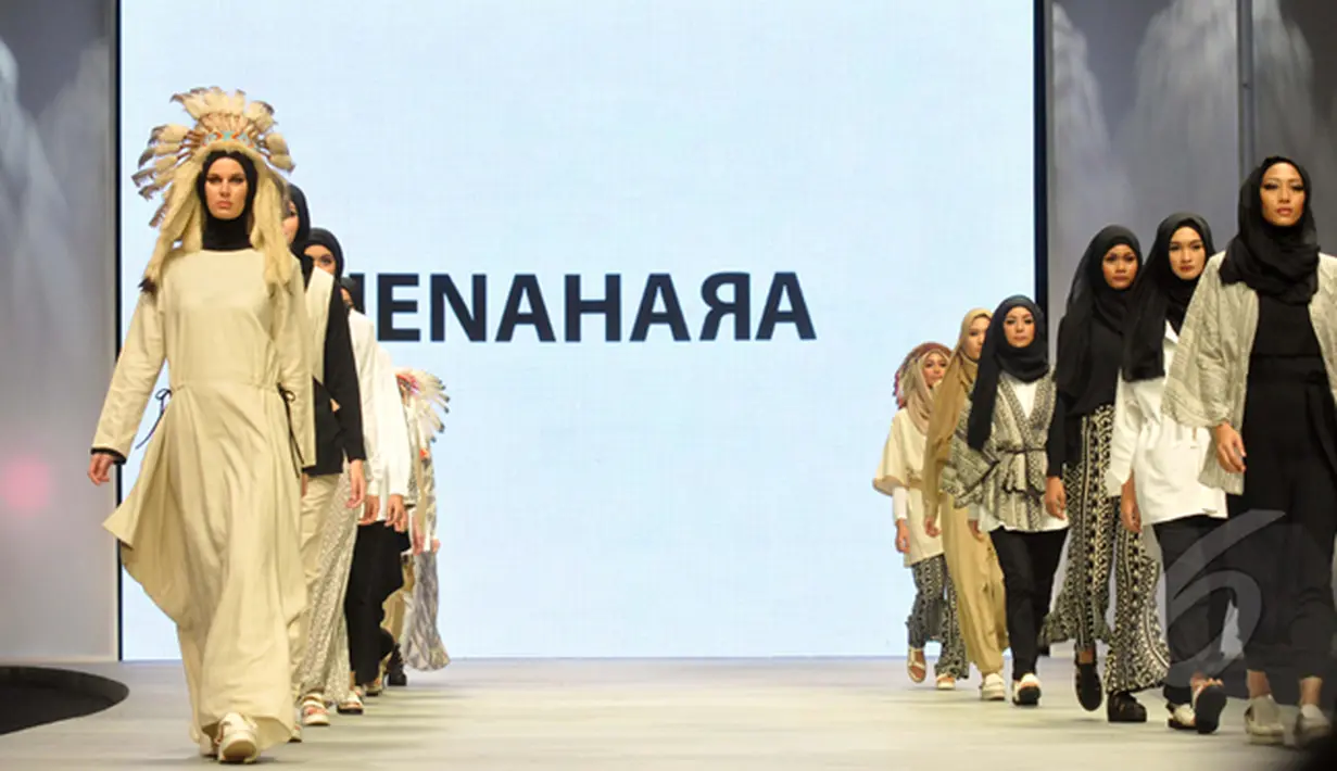 Sejumlah model memperagakan busana rancangan Jenahara pada ajang Indonesia Fashion Week 2015 di JCC Senayan, Jakarta, Kamis (28/2/2015). (Liputan6.com/Panji Diksana)