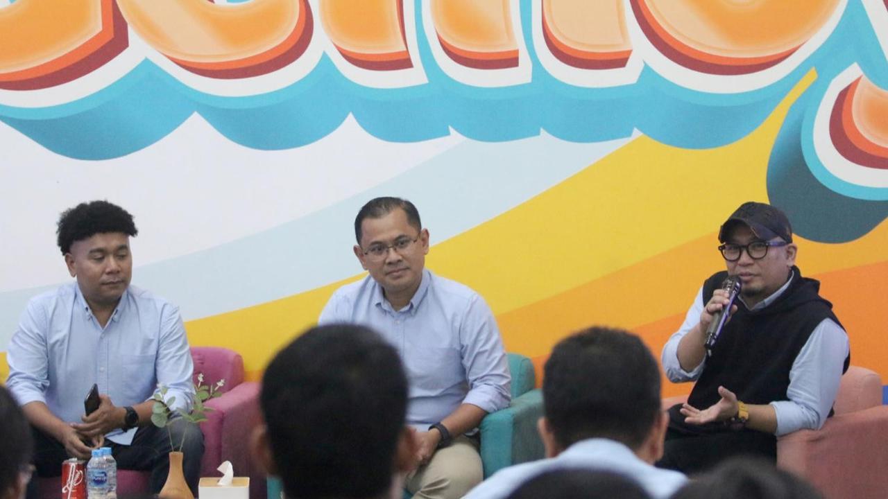 Sekretaris Jenderal Gajah Gibran (Komunitas ITB untuk Prabowo Gibran) Hokkop Situngkir (kanan), Alumni ITB 1996 sekaligus Ketua Harian TKD Jabar Arfi Rafnialdi (tengah) dan Duta Sustainable Development Goals (SDGs) Indonesia Billy Mambrasar (kiri) saat Ko