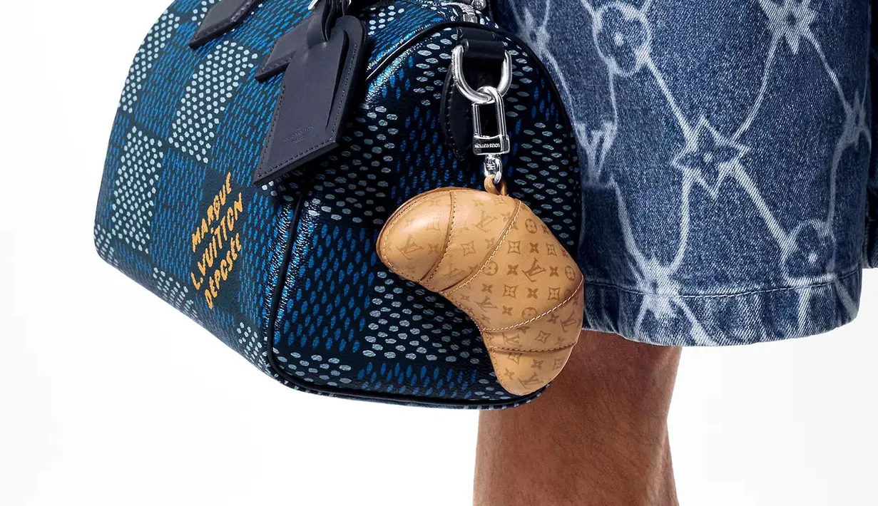<p>Bukan hanya menambah estetika, LV Croissant Bag Charm berfungsi ganda sebagai kantong mini. Harganya sendiri mencapai Rp15,3 juta. [Dok/louisvuitton.co.id].</p>