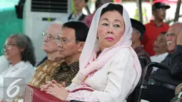 Istri Gus Dur, Sinta Nuriyah Wahid saat menghadiri peresmian Griya Gus Dur di Jakarta, Minggu (24/1/2016). Griya Gus Dur merupakan rumah yang berisi potret perjuangan Gus Dur (Liputan6.com/Angga Yuniar)