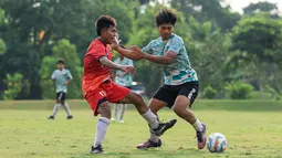 Timnas Indonesia U-16 yang dipersiapkan untuk mengikuti ajang Piala AFF U-16 2024 telah merampungkan program pemusatan latihan (TC) di Yogyakarta yang ditandai dengan laga uji coba menghadapi SSB Terang Bangsa di Lapangan Yogyakarta International School (YIS), Jumat (31/5/2024). Dalam laga yang digelar 3x30 menit tersebut, pelatih Nova Arianto  mulai mematangkan nama-nama pemain yang bakal dibawa untuk melanjutkan persiapan tahap akhir di Solo jelang Piala AFF U-16 2024 yang akan berlangsung mulai 21 Juni-4 Juli 2024. Dari 34 pemain tersisa, skuad segera disusutkan menjadi 28 pemain saat menggelar TC terakhir di Solo. (Bola.com/Radifa Arsa)