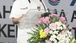 Direktur Hulu Pertamina Dharmawan Samsu memberi sambutan saat serah terima alih kelola WK SES di Pulau Pebelokan, Kepulauan Seribu, Rabu (5/9). PT Pertamina resmi menjadi operator wilayah kerja (WK) Migas Southeast Sumatra. (Liputan6.com/Herman Zakharia)