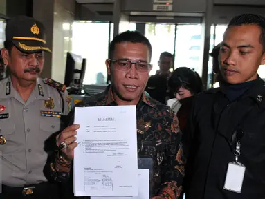 Anggota Komisi III DPR RI asal Fraksi PDI Perjuangan, Masinton Pasaribu  membawa beberapa dokumen saat tiba di Gedung Komisi Pemberantasan Korupsi (KPK), Jakarta, Selasa (22/9/2015). (Liputan6.com/Andrian M Tunay)