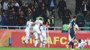 Para pemain Uzbekistan U-20 merayakan gol penyeimbang 1-1 ke gawang Australia U-21 yang dicetak Zafarmurod Abdurahmatov pada laga perempatfinal Piala Asia U-20 2023 di Milliy Stadium, Tashkent, Uzbekistan, Sabtu (11/3/2023). (AFC/Sayed Husain Ebrahim)