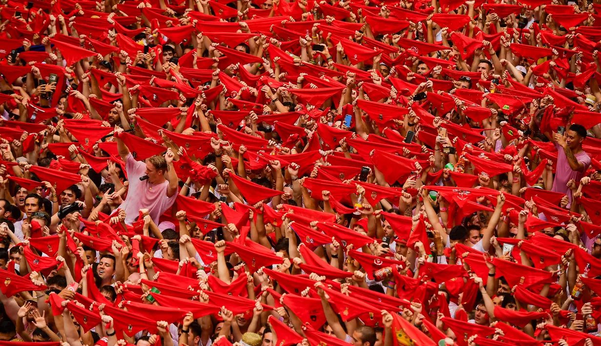 Banyak dari para warga yang juga membawa atribut untuk meramaikan suasana seperti syal berwarna merah, spanduk, bendera, dan lain sebagainya. (AP Photo/Alvaro Barrientos)