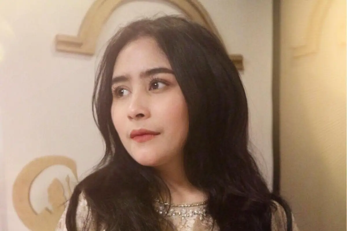 [Bintang] Nggak Tua, Ini Gaya 4 Seleb Kece Pakai Outfit Warna Tanah