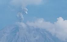 Gunung Semeru Berulang Kali Erupsi, Abu Vulkanik Terpantau Setinggi 900 Meter