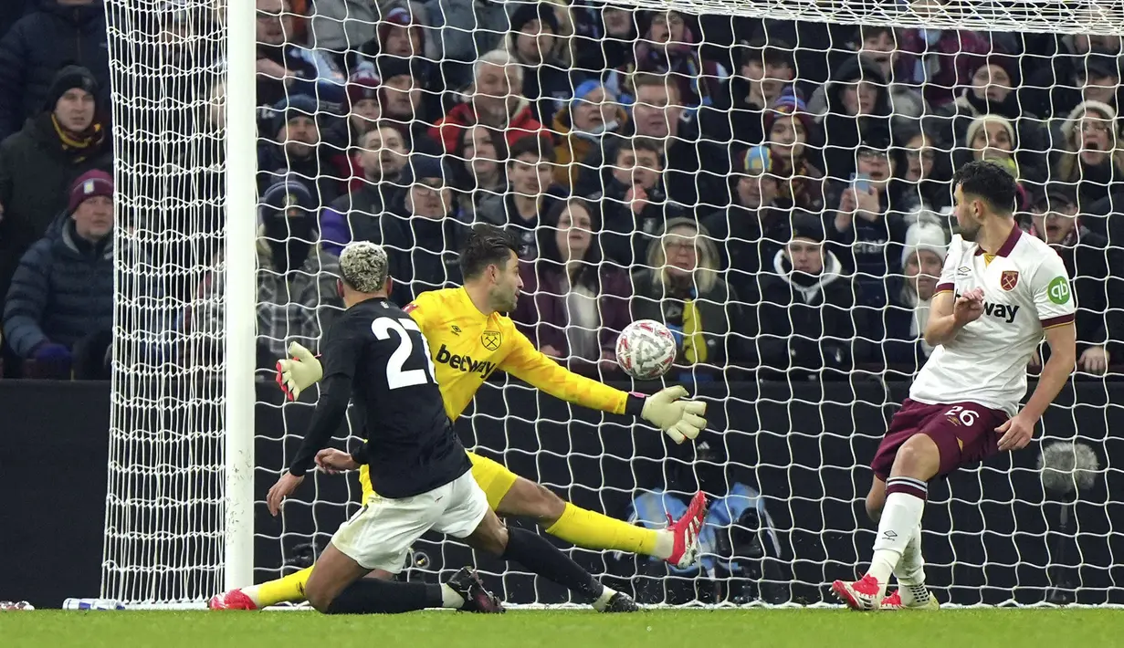 Pemain Aston Villa, Mogan Rogers (kiri) mencetak gol kemenangan ke gawang West Ham United pada laga lanjutan putaran ketiga Piala FA di Villa Park, Brimingham, Inggris, Minggu (11/01/2025). (AP Photo/PA/Joe Giddens)