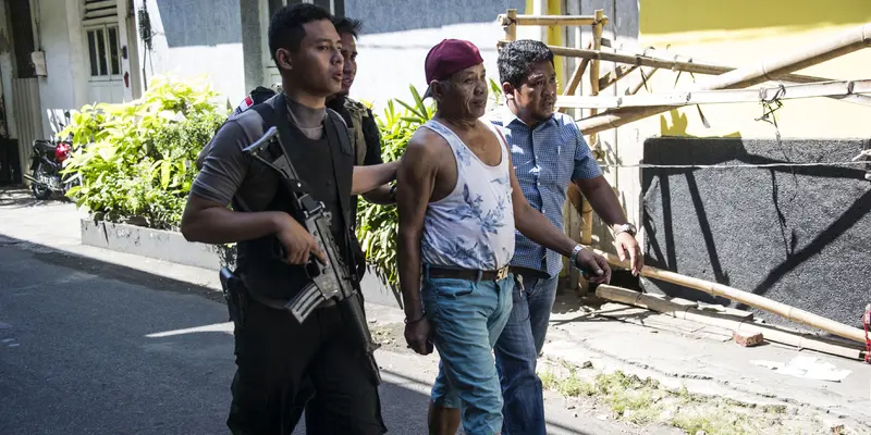 Pria Mencurigakan di Area Mapolrestabes Surabaya