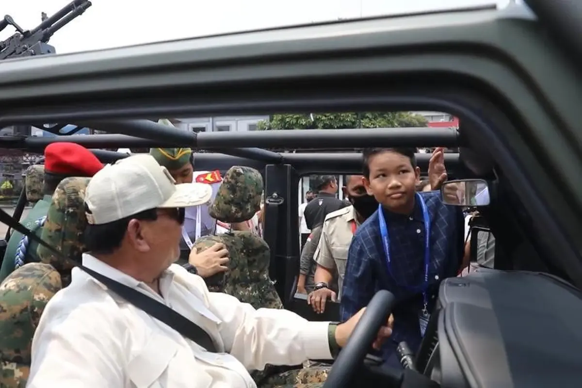 Menteri Pertahanan (Menhan) Prabowo Subianto mengajak anak kecil berkeliling kompleks JIExpo Kemayoran menggunakan kendara taktis