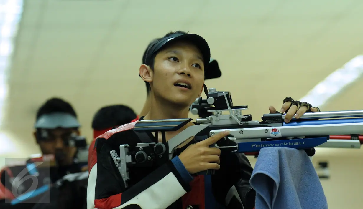 Petembak Junior Indonesia, Paragra Duncan Taruma saat melihat raihan poin di Final 10m Air Rifle Men Junior Kejuaraan Menembak ASEAN di Jakarta, Selasa (24/11/2015). Paragra harus puas di tempat keempat dengan 157.4 poin. (Liputan6.com/Helmi Fithriansyah)