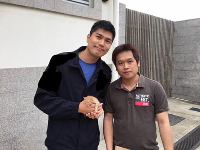 Kevin bersama seorang yang akan mengadopsi anak kucing | Photo: Copyright shanghaiist.com