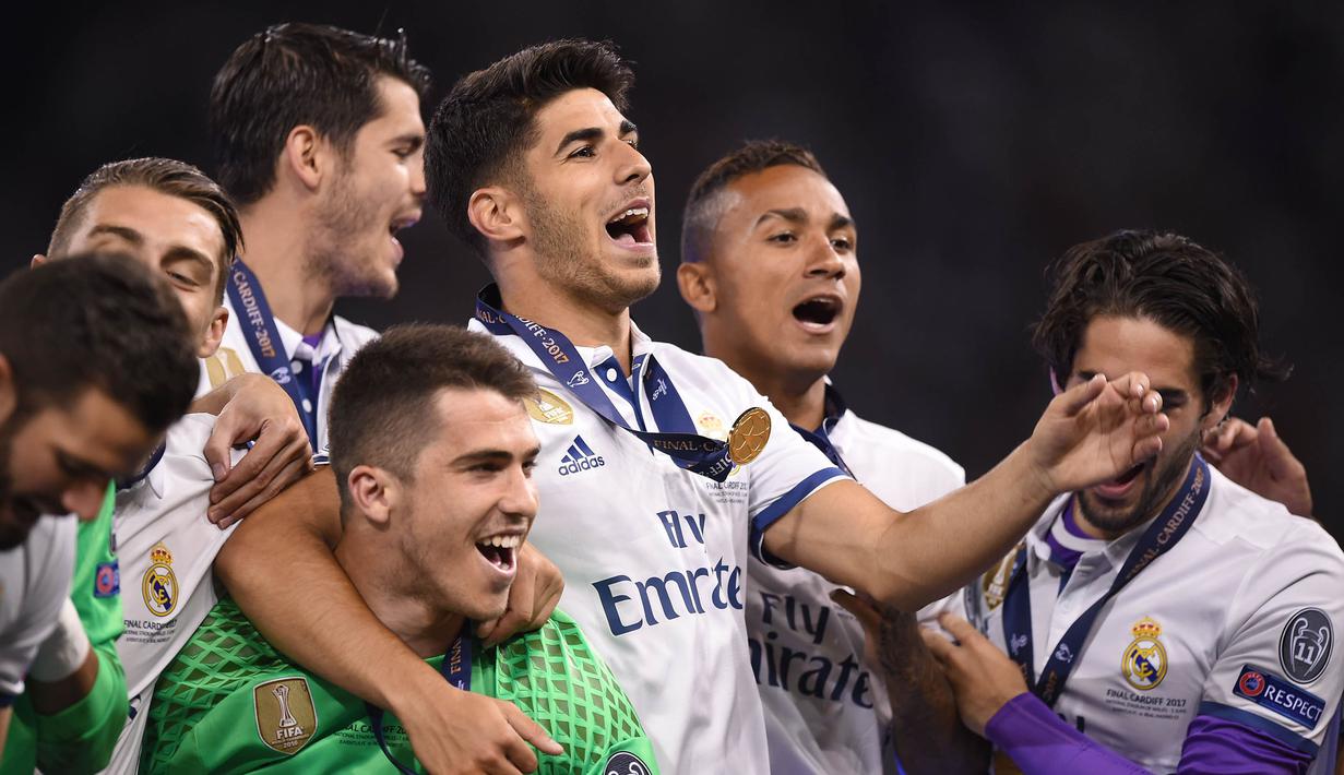 Gelandang Real Madrid, Marco Asensio, bernyanyi bersama rekan-rekannya merayakan gelar juara Liga Champions di Stadion Millenium, Cardiff, Sabtu (3/6/2017). Madrid menang 4-1 atas Juventus. (AFP/Filippo Monteforte)
