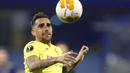 Striker Villarreal, Paco Alcacer mengontrol bola saat melawan Dinamo Zagreb dalam laga leg pertama perempatfinal Liga Europa 2020/2021 di Maksimir Stadium, Zagreb, Kamis (8/4/2021). Villarreal menang 1-0 atas Dinamo Zagreb. (AP/Darko Bandic)