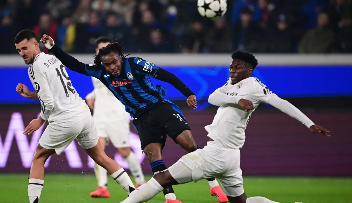 Laga antara Atalanta melawan Real Madrid berlangsung sengit. Kedua tim berambisi meraih poin penuh. (Marco BERTORELLO/AFP)