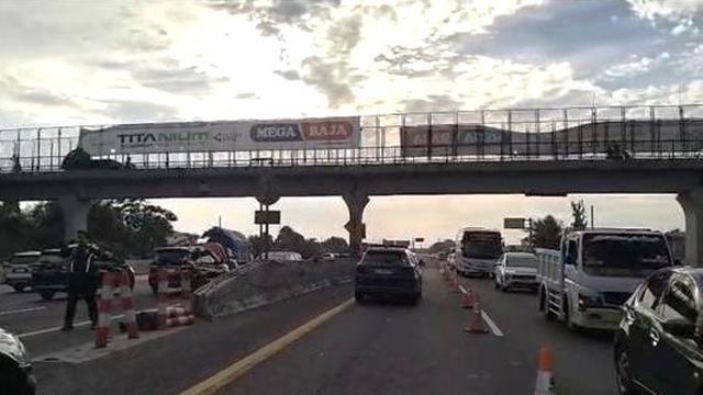 Arus Kendaraan Padat, Contraflow Diberlakukan di Tol Jakarta--Cikampek KM 55--47