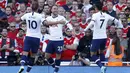 Gelandang Tottenham Hotspur, Christian Eriksen (tengah) berselebrasi usai mencetak gol ke gawang Arsenal pada pertandingan Liga Inggris di stadion Emirates di London (1/9/2019). Arsenal bermain imbang 2-2 atas Tottenham. (AP Photo/Alastair Grant)