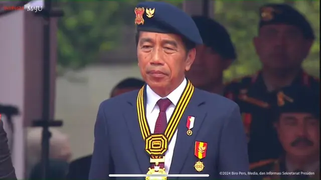 Presiden Jokowi menerima medali kehormatan keamanan dan keselamatan publik 'Loka Praja Samrakshana' dari Polri.