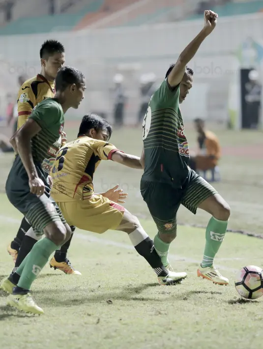 Pemain PS TNI, Sansan Husaeni (kanan) berusaha melewati adangan pemain Mitra Kukar pada lanjutan Liga 1 2017 di Stadion Pakansari, Bogor (26/9/2017). PS TNI menang 2-1. (Bola.com/Firdhy Esterina)