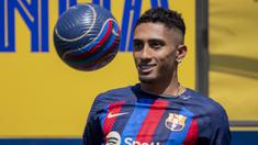 Barcelona baru saja mendapatkan Raphinha dari klub Liga Inggris Leeds United untuk mengarungi musim 2022/2023. Nilai transfer sayap kanan asal Brasil tersebut menjadi salah satu pembelian termahal Barcelona dari klub Liga Inggris. Berikut daftar 5 pembelian termahal Barcelona dari klub Liga Inggris sepanjang sejarah. (AP/Joan Monfort)