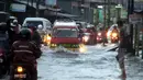 Jalan Kaliabang Bekasi juga terkena banjir yang mencapai 30 cm, Bekasi, Senin (9/2/2015). (Liputan6.com/Panji Diksana)