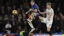 Aksi pemain Chelsea, Cesar Azpilicueta (kiri)  berebut bola dengan pemain Crystal Palace,  Alexander Sorloth pada lanjutan Premier League di Stamford Bridge stadium, London, (10/3/2018). Chelsea menang 2-1.(AP/Matt Dunham)